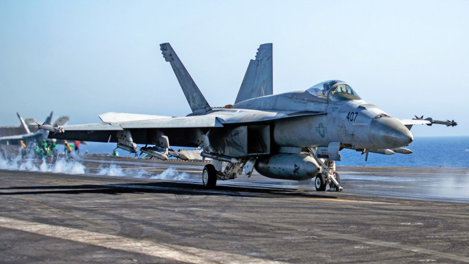 「杜鲁门号」一架 F/A-18E战机意外坠红海。美国海军图片