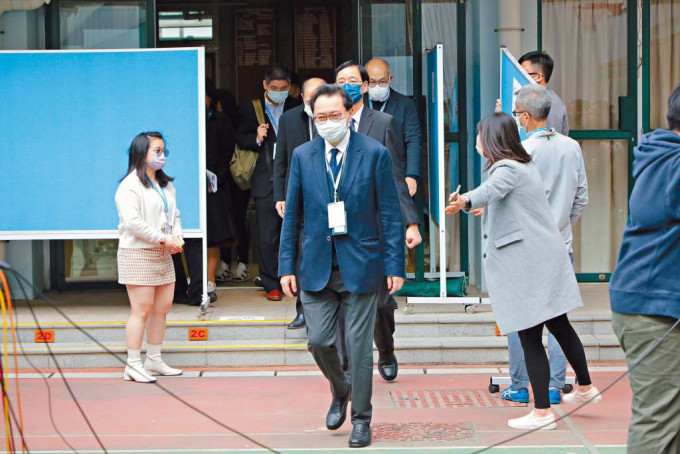 ■馮驊（中）認為選舉過程及票站運作大致順利，多個出現問題的票站很快已恢復服務。 
