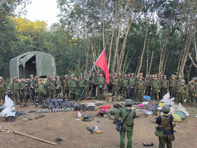 缅甸民族民主同盟军早前展示一批武器，声称从缅甸政府军前哨基地缴获。美联社