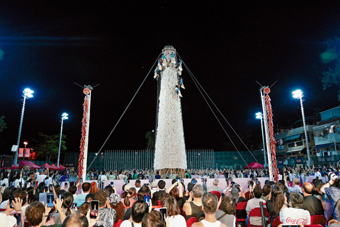 太平清醮重頭戲搶包山比賽吸引約1600人入場觀賞。