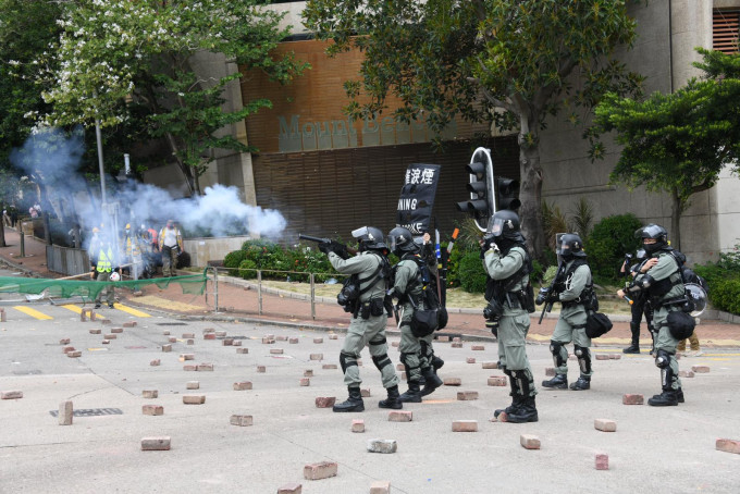警方于城市大学外发射多枚布袋弹及催泪弹。