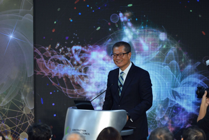 陳茂波表示當局會逐步增加科技研發方面的投資，增至450億元。