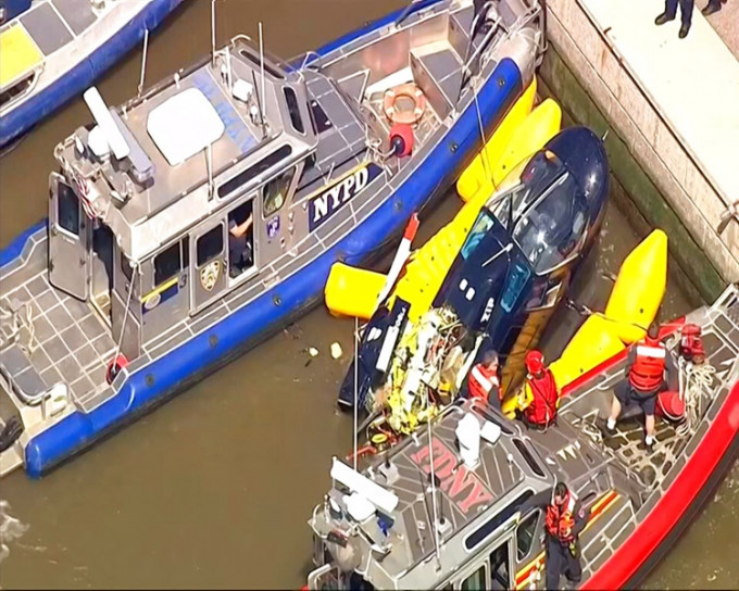 直升机周三在纽约哈得逊河失事坠毁。AP图片