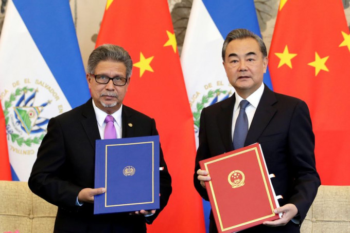 雙方簽署《中華人民共和國和薩爾瓦多共和國關於建立外交關係的聯合公報》。