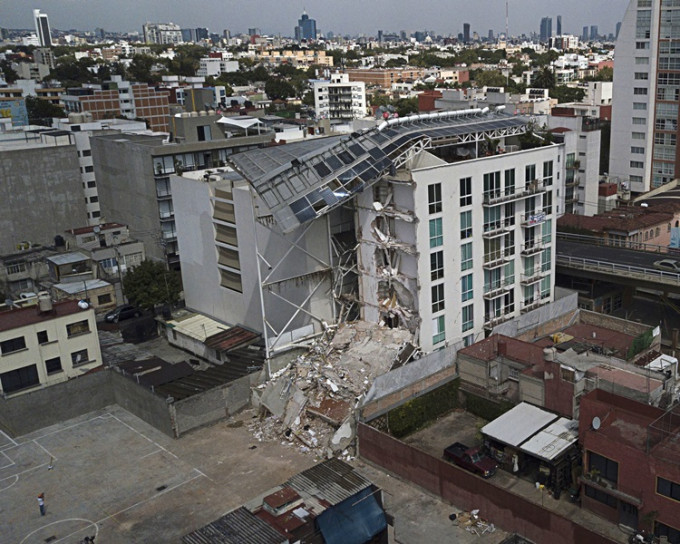 墨西哥上月的8.1強震數以千計建築倒塌。AP