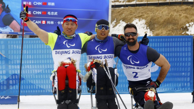 毛忠武(左起)、郑鹏及卡美龙庆祝拿到奖牌。 Reuters