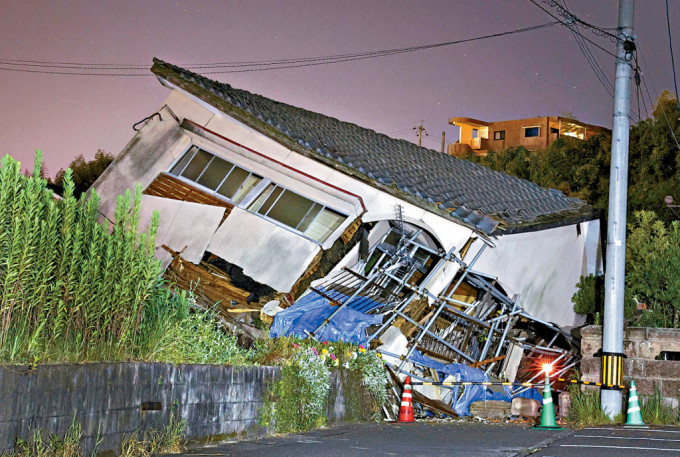 鹿儿岛县大崎町一栋住宅周四在地震中倒塌。