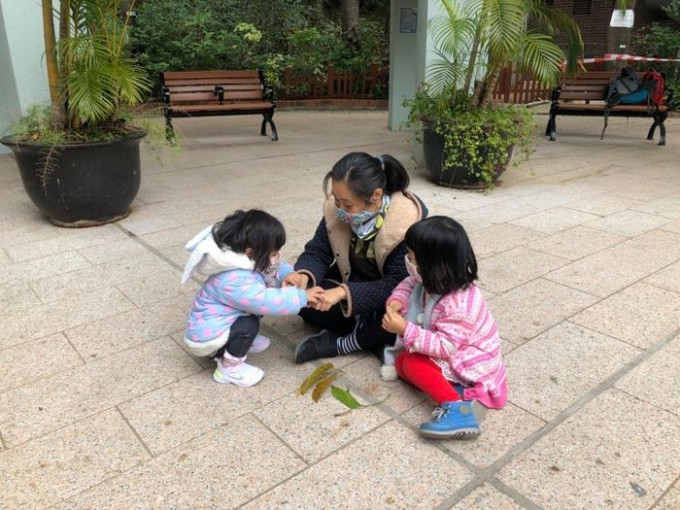 黄语恩和两个女儿在大自然环境中，进行亲子静心游戏。