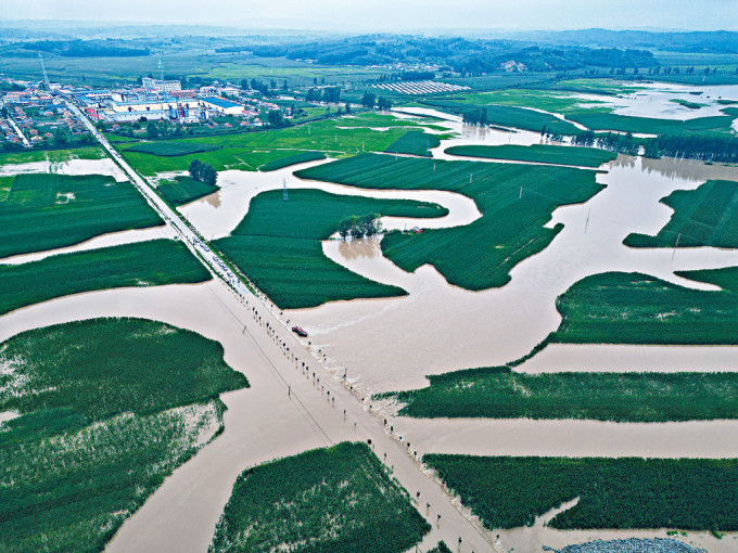 吉林省舒兰市大批农田道路被淹没。