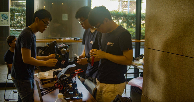 科大机械人团体在日本机械人大赛时，须临场调整深度镜头。