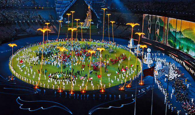 杭州亞運會閉幕，4萬多顆LED燈珠打造數控草坪，成為閉幕式亮點。
