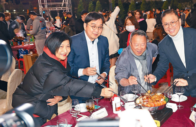 主席許濤與總經理曾志偉等高層都有出席盆菜宴。