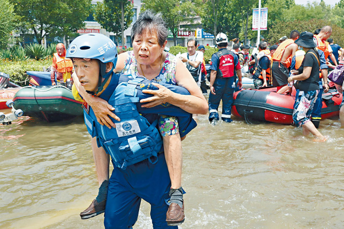 自七月以來的水災已造成全國近百人死亡或失蹤。　
