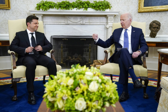 拜登周三在白宫和到访的的泽连斯基举行会谈。AP图片