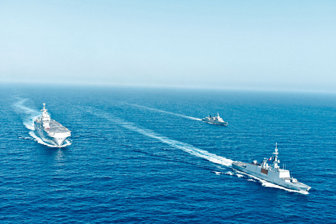 法國直升機母艦「雷鳴號」周四在希、法軍艦護送下，在東地中海參與聯合軍演。