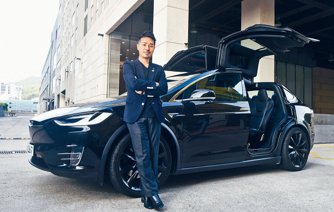 ●陈定帮师傅一向喜爱酷黑色汽车的神秘感，这辆Model X 90D刚好迎合有型及实用要求。