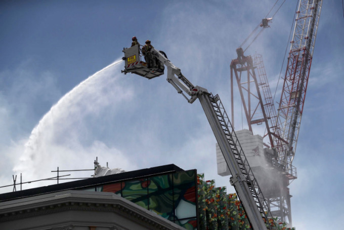 奥克兰兴建中会议中心大火受控。AP