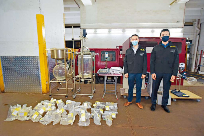 ■陈彦宓警司（左）展示检获的制毒工具及半制成品。