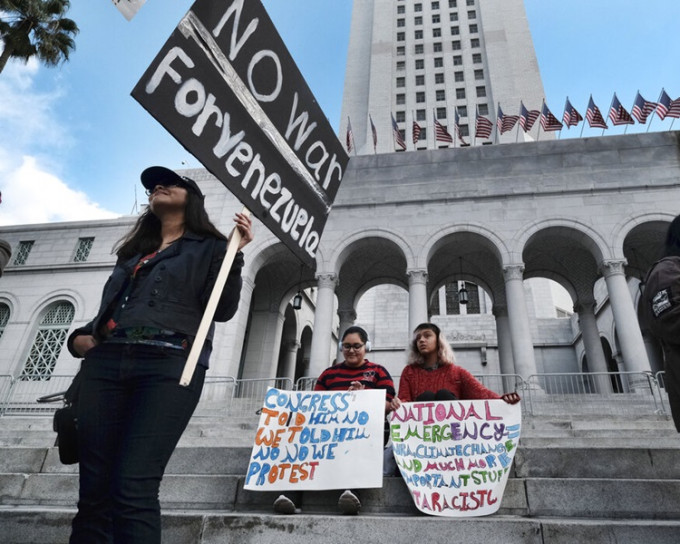 洛杉磯有示威者舉標語抗議。AP