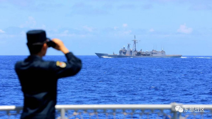 东部战区海军安阳舰战士正在了望取证。央视