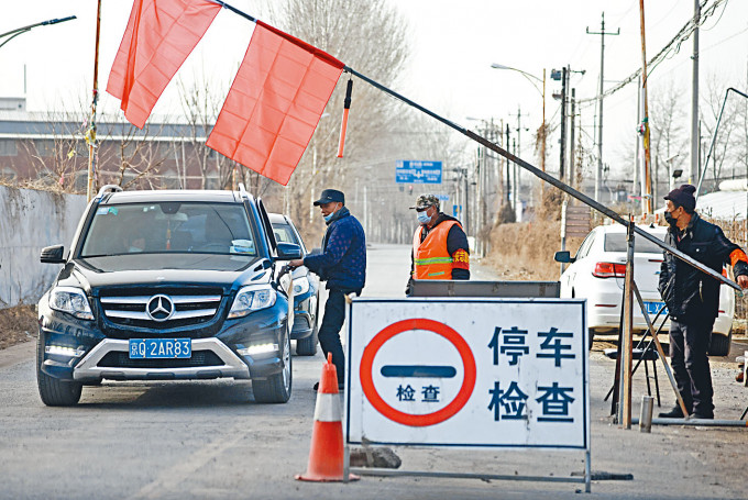 鄰近河北的北京郊區有村莊設卡防疫，嚴查欲入村的車輛。