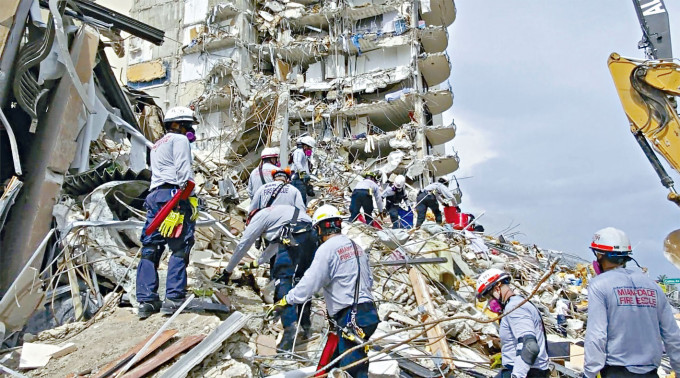 ■搜救人员继续在瓦砾中搜索生还者。