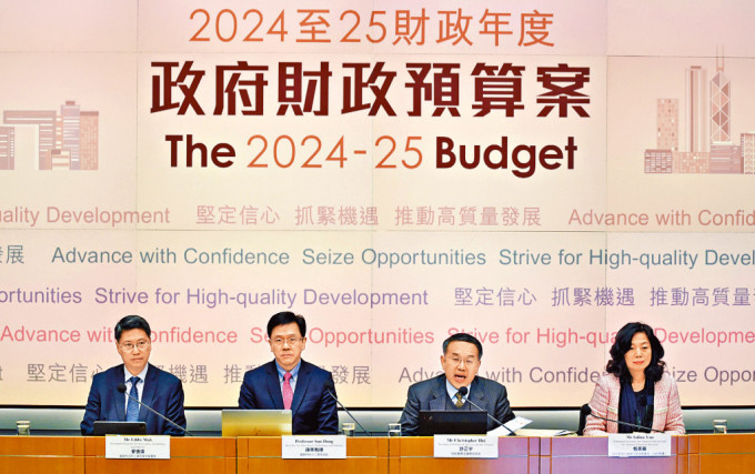 左起：麥德偉，孫東，許正宇，甄美薇。閘述《財政預算案》中其政策範疇的相關措施。