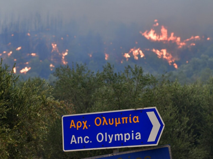 希腊在热浪侵袭下录得破纪录高温，多处发生山火。AP图