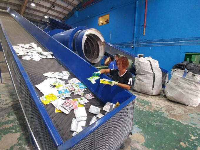 香港首间回收纸包饮品盒生产厂「喵坊」。