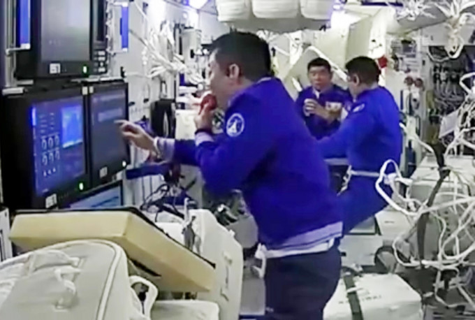 航天员在太空食新鲜苹果。 网片截图
