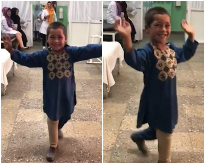 男童获义肢开心跳舞。影片截图