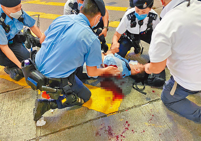 ■警員遭獨行持刀漢以「孤狼式」突襲，左肩胛骨中刀受傷。