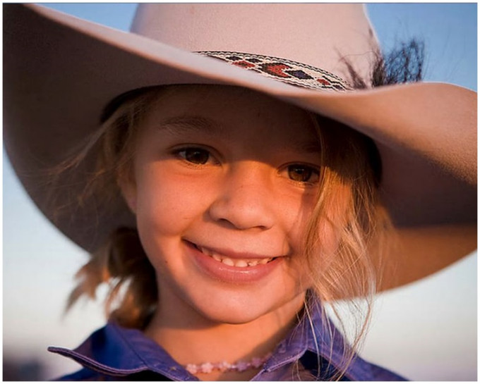 多莉在8岁那年替 Akubra 牛仔帽公司拍摄的广告照片。