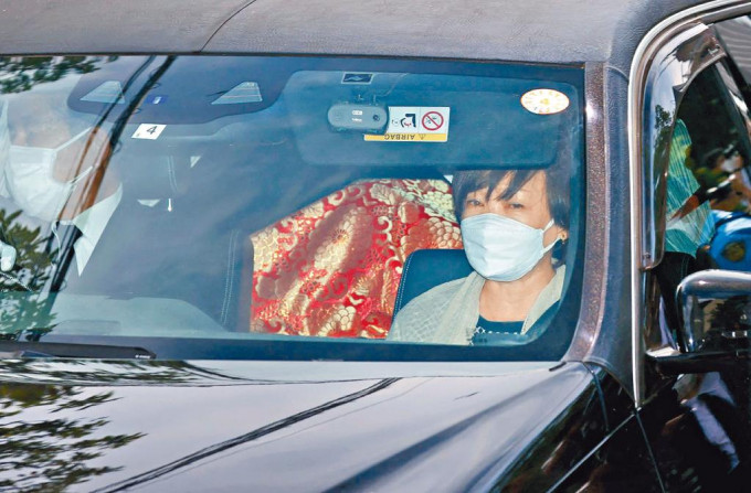 安倍的遗孀安倍昭惠，昨天随运载丈夫遗体的灵车返回东京寓所。