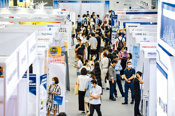近年大湾区与香港均见人才短缺问题，图为四月在深圳举行的中国国际人才交流大会。