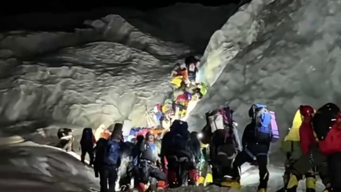 網傳珠穆朗瑪峰凌晨2點還塞滿未上山的人，影片拍攝者澄清是「凌晨才登山」。