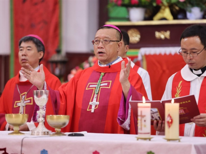 天主教武汉教区周三举行崔庆琪主教祝圣典礼。网图