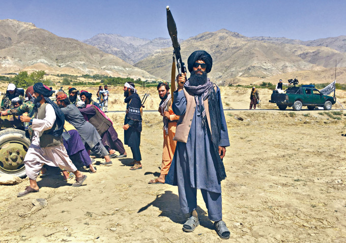 ■塔利班人員在潘傑希爾省站崗。
