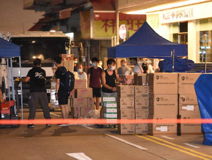 政府宣布对香港仔利港中心进行封区。