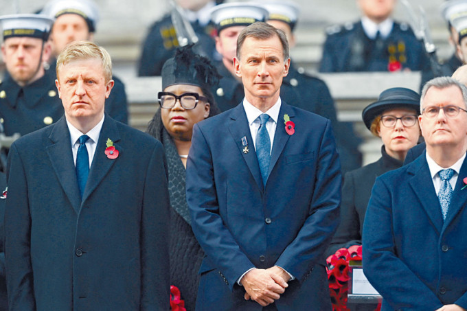 英国财相侯俊伟（中）周日在伦敦参加国殇纪念日活动。