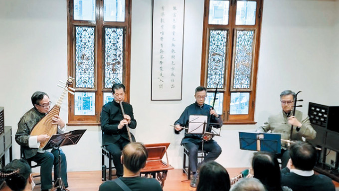 盧偉國（左一）與馮康（右 二）等樂友合組「絲竹四君子」公開演出。