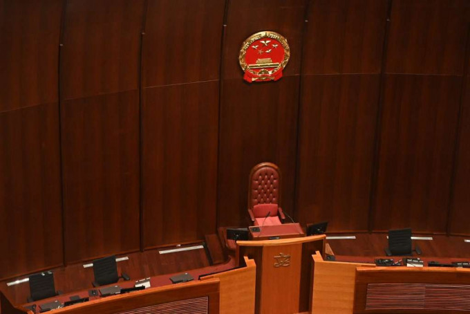 立法會會議廳原有的區徽已改為國徽。
