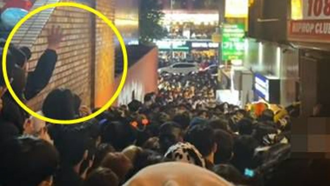 勇女高聲喊「下坡先行」 成功疏導人群。朝鮮日報