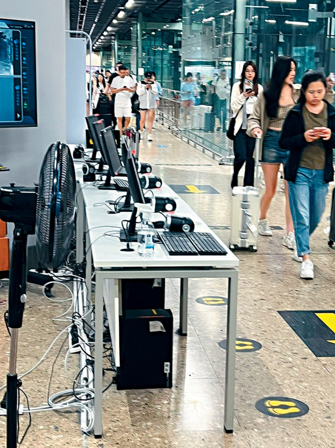 內地傳出周三公布取消「黑碼」措施，昨日西九龍站內所有掃碼電腦已關閉，旅客均「直行直過」。
