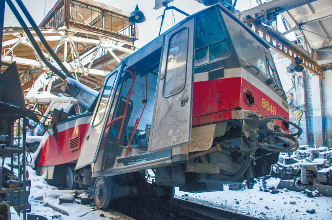 烏克蘭第二大城哈爾科被炮彈摧毀的電車。
