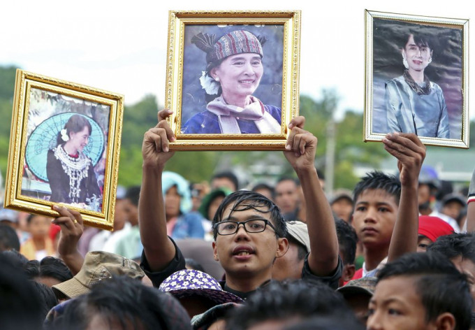 緬甸軍事政變後，年輕人和學生團體示威呼籲公民抗命。AP圖片