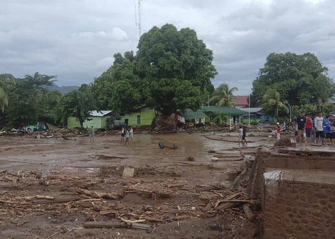 印尼中部落暴雨并引发山泥倾泻。AP图