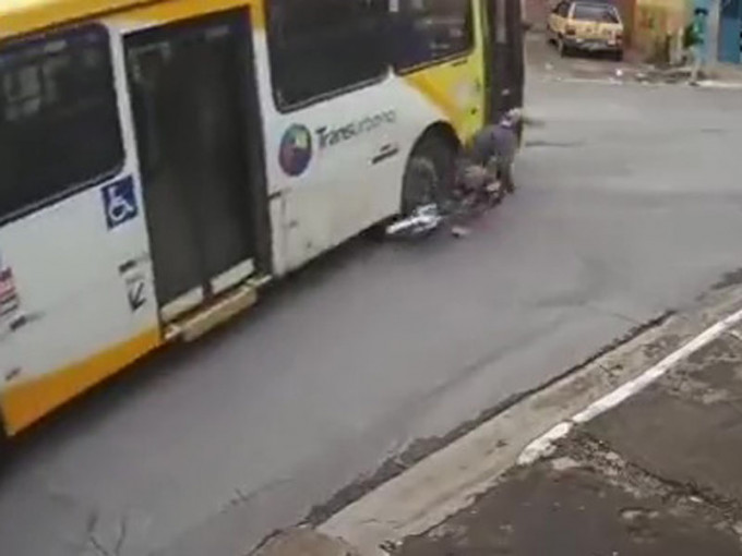 少年圖方便踩單車摱車門，巴士轉彎將其撞倒。（網圖）