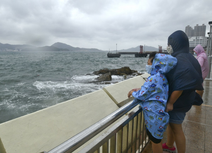 在东北季候风与低压系统的共同效应下，广东沿岸星期五及周末期间风势颇大，有狂风大骤雨，海有涌浪。资料图片