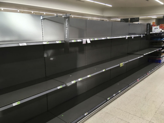 由于新冠状病毒引发恐慌，在伦敦西南部的一间超市，厠纸的货架被抢购一空。AP
